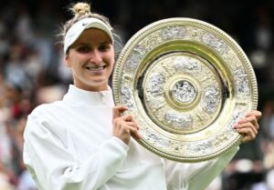 0715_wimbledon_trofeu_sorrindo_800_int