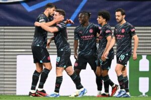 manchester-city-s-julian-alvarez--2-l--celebrates-with-teammates-after-scoring-the-1-2-goal-during-the-uefa-champions-league-group-g-soccer-match-between-rb-leipzig-and-manchester-city--efe