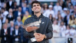 alcaraz-roland-garros-2024-trophy