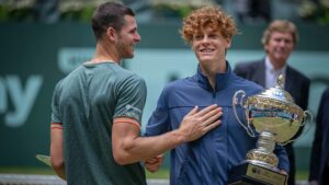 hurkacz-sinner-halle-2024-trophy
