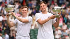 wimbledon-2024-sabado-dobles-campeones-trofeo
