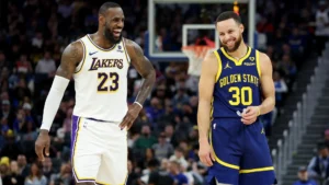 lebron-y-curry-intercambian-bromas-durante-su-enfrentamiento-en-enero