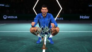 novak-djokovic-con-el-trofeo-de-campeon-del-masters-1000-de-paris-bercy.-getty