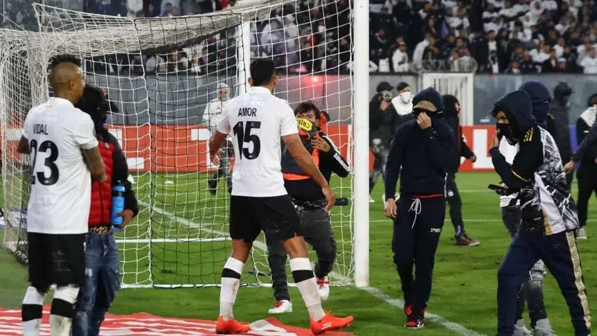 colo-colo-hinchas-invaden-cancha_862x485