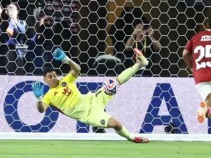 Oscar-Ustari-takes-the-penalty