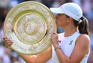 swiatek_wimbledon_trofeu_corinne-1024x689