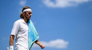 tsitsipas_wimbledon_25_cabisbaixo