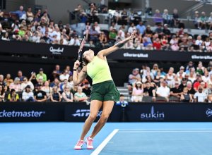 sabalenka_brisbane_toss