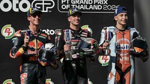 bezzecchi-escoltado-podio-por-espanoles-acosta-fernandez_01772356850250