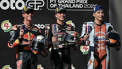 bezzecchi-escoltado-podio-por-espanoles-acosta-fernandez_01772356850250