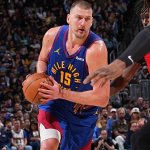 NBA: Nikola Jokic figura en la victoria de Denver