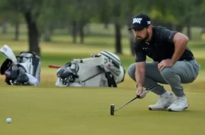 Cristobal-del-solar-antes-de-un-putt-1024x672-1 (1)