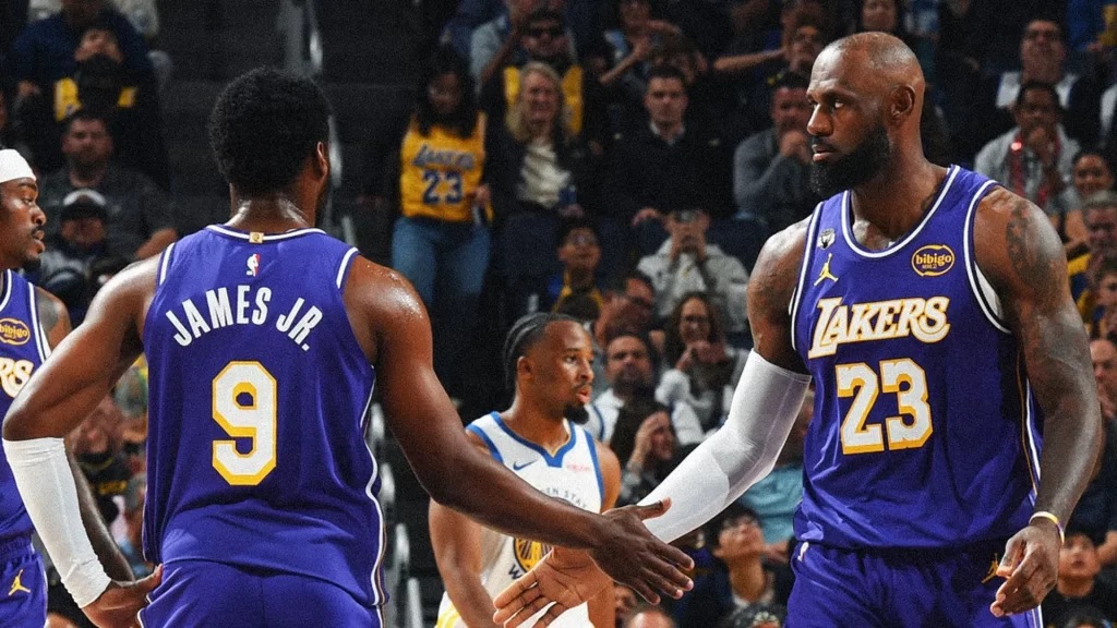 lebron-james-y-bronny-durante-el-partido-frente-a-los-golden-state-warriors-16-9-aspect-ratio-defaul_da39-2