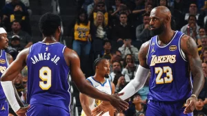 lebron-james-y-bronny-durante-el-partido-frente-a-los-golden-state-warriors-16-9-aspect-ratio-defaul_da39-2