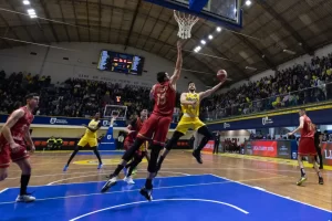 Basquet-UdeC-vs-Leones-Final-conferencia-centro-J1-3-1024x683