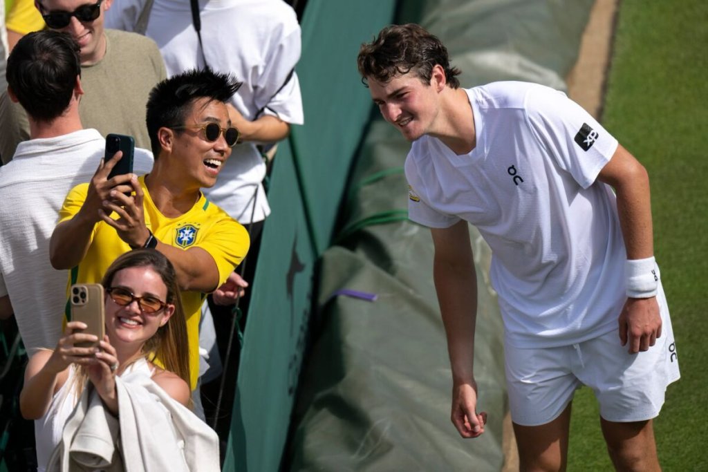 fonseca_wimbledon_fans-1200x800