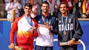gettyimages-alcaraz-djokovic-musetti-paris-olympics-2024-podium-1-696x392