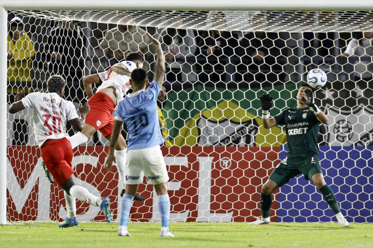 1-0. Bragantino, de cabeza a octavos tras imponerse a un Cristal con diez