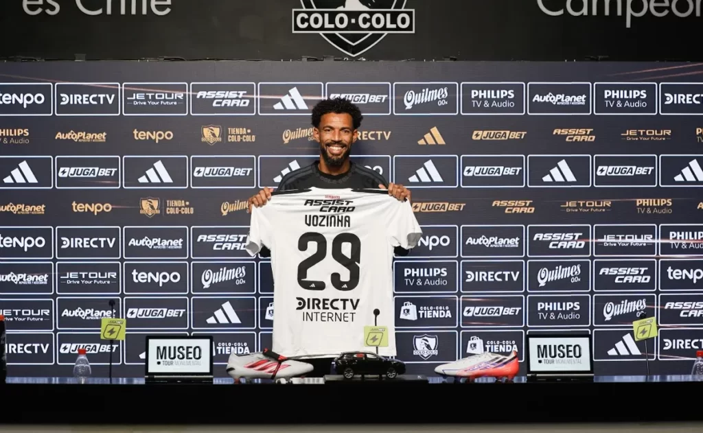 locura-por-el-refuerzo-colo-colo-saca-a-la-venta-coleccion-de-camisetas-y-poleras-de-vozinha-1200x740