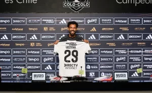 locura-por-el-refuerzo-colo-colo-saca-a-la-venta-coleccion-de-camisetas-y-poleras-de-vozinha-1200x740