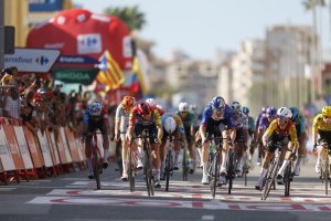 Enric Mas, nuevo líder tras la retirada de Pogacar; Coquard gana una etapa caótica