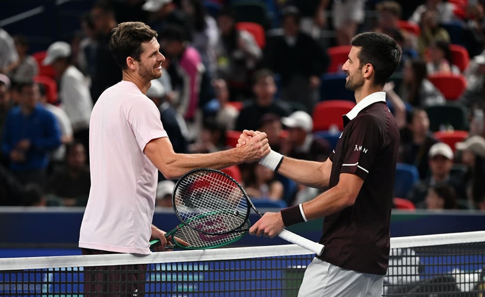 gettyimages-hurkacz-djokovic-saludo-1